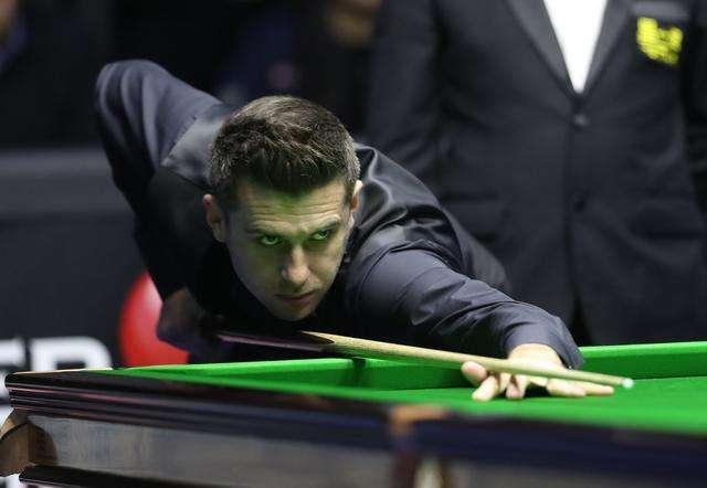 他们帮助她 他们帮助她